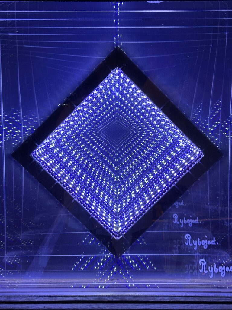 4. “Deeple” blue coloré LED, Mirroir, Plexiglás 60 x 60 cm