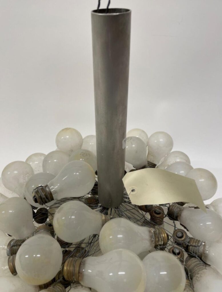 – (V4-VR3) Lustre en métal chromé à accumulation d'ampoules. Detail