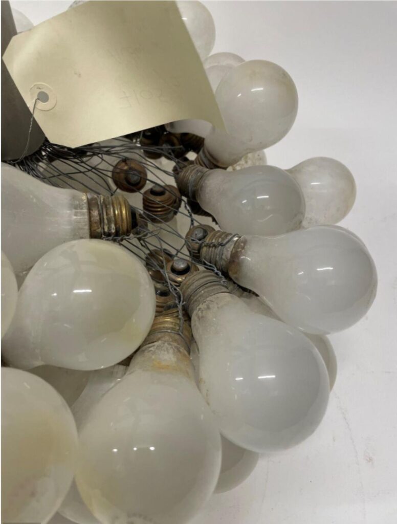 – (V4-VR3) Lustre en métal chromé à accumulation d'ampoules. Detail